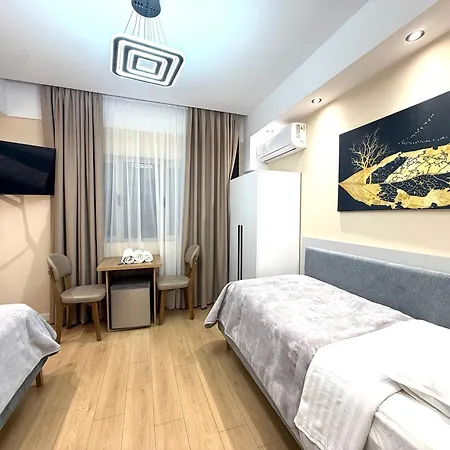 Prime Location - Shared Bath Penzion Tirana