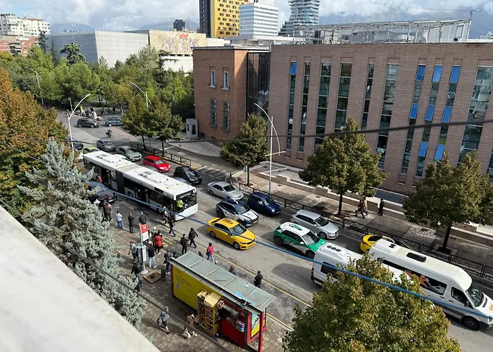 Prime Location - Shared Bath 招待所