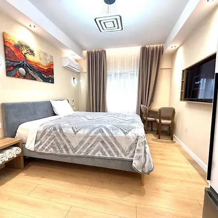 Prime Location - Shared Bath Тирана