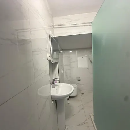 Prime Location - Shared Bath Pensión *
