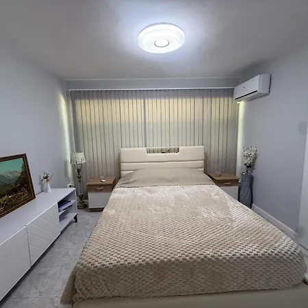 Prime Location - Shared Bath * Tirana